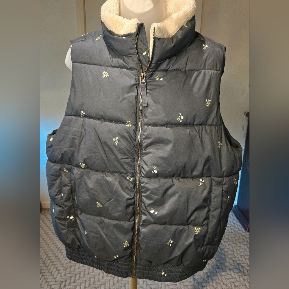 Universal Thread Navy Floral Puffer Vest NEW